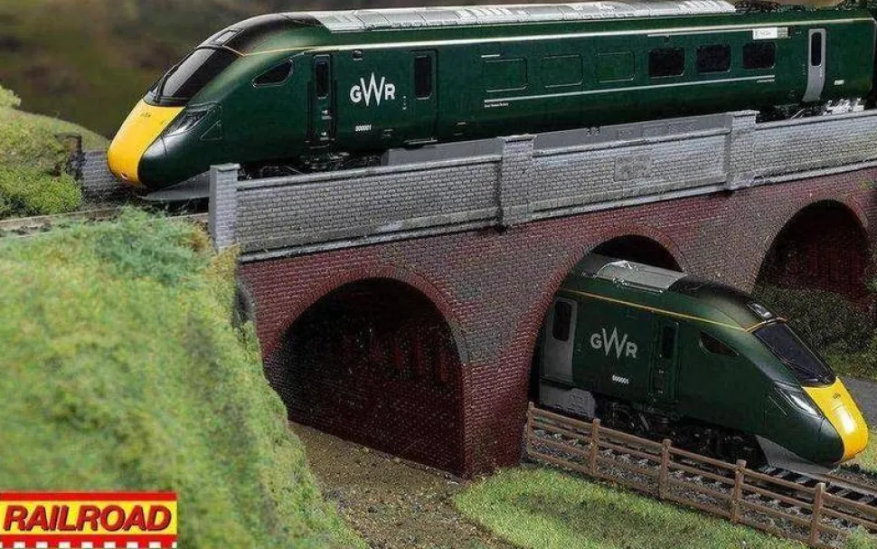 Hornby RailRoad OO Gauge GWR Class 800 800001 Train Pack