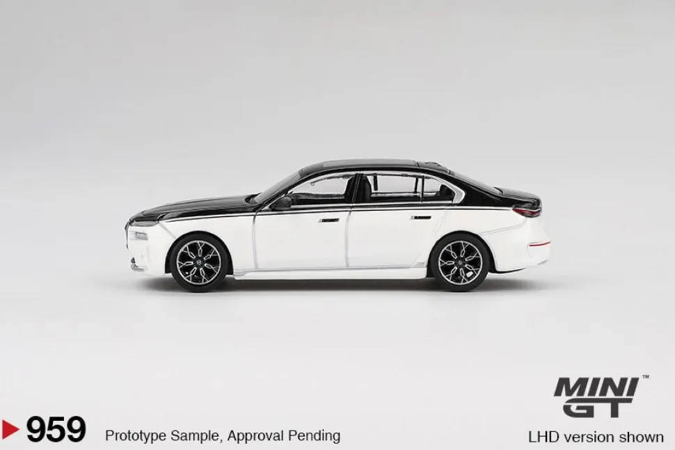Mini GT 1/64 BMW i7 xDrive60 Alpine White / Black Sapphire