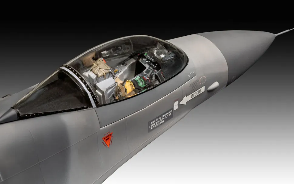 Revell 1/32 General Dynamics F-16 Falcon 50th Anniversary