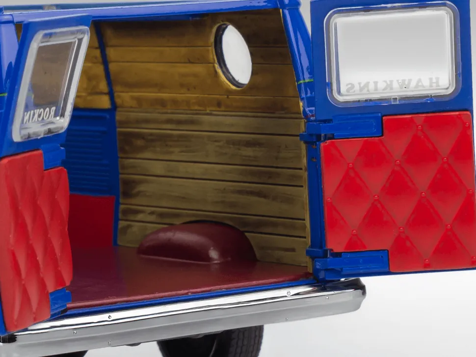 Revell 1/24 GMC WSQK Squawk Van (Stranger Things) Starter Set